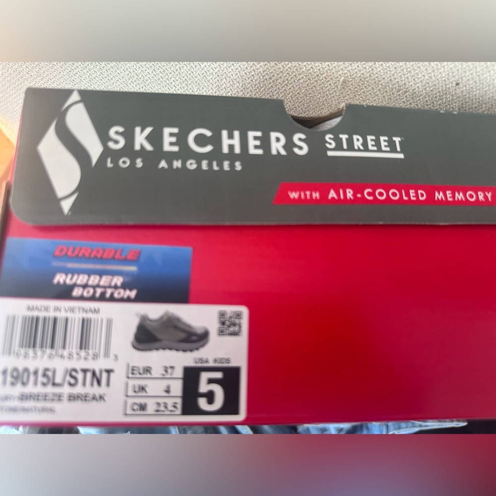 Skechers Cream and Gray Sneakers nwt size 5 - Picture 2 of 8